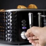 Geepas 4 Slice Bread Toaster-Adjustable 7-Browning Control 4 Slice Pop-Up Toaster with Removable Crumb Collection Tray - Image 2