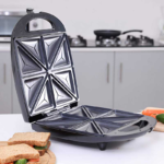 Geepas GSM5444 920W 4 Slice Sandwich Maker - Image 2